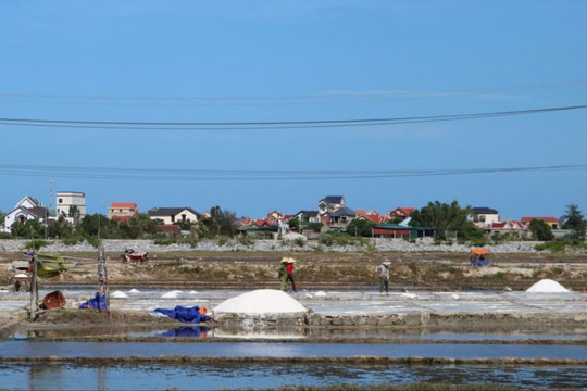 Quảng Bình: Thời tiết thuận lợi “diêm dân” Quảng Phú tất bật sản xuất muối