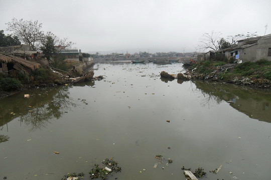 Các dòng sông đang phải gánh hàng nghìn nguồn thải gây ô nhiễm