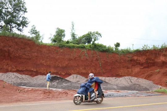 Đắk Nông: Hàng chục tấn bùn thải Nhà máy Alumin Nhân Cơ đổ trái phép gần nhà dân
