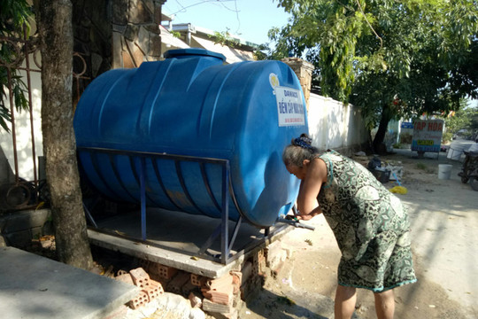 Đà Nẵng: Dân “mòn mỏi” chờ xe bồn tiếp nước sạch sinh hoạt