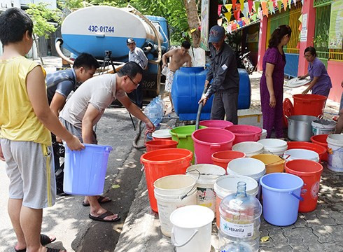 Đà Nẵng: Sông Cầu Đỏ nhiễm mặn, Dawaco đặt 19 bồn tạm cấp nước cho người dân