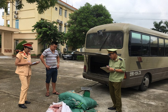 Thanh Hóa: Quảng Xương phát hiện xe khách vận chuyển hàng trăm kg thực phẩm hôi thối không rõ nguồn gốc