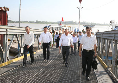 Phó Thủ tướng thị sát, chỉ đạo xử lý “điểm nóng” sạt lở quốc lộ 91 tỉnh An Giang