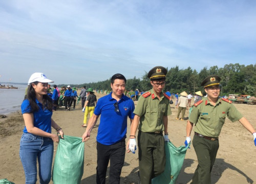 Ra quân “Chung tay vì môi trường biển không rác thải nhựa” tại Sầm Sơn