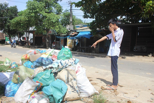 Quảng Nam: Rác thải ngập các khu dân cư, bốc mùi hôi thối