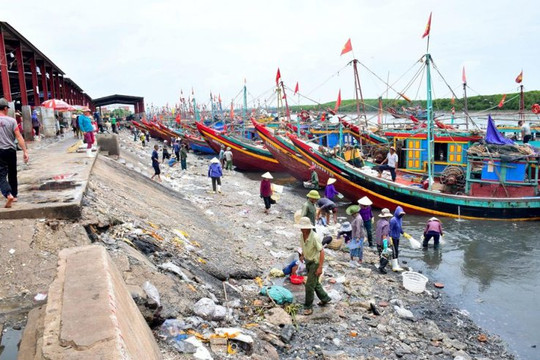 Nghệ An: Nước đen ngòm kèm rác thải đang “bức tử” cảng cá Lạch Vạn
