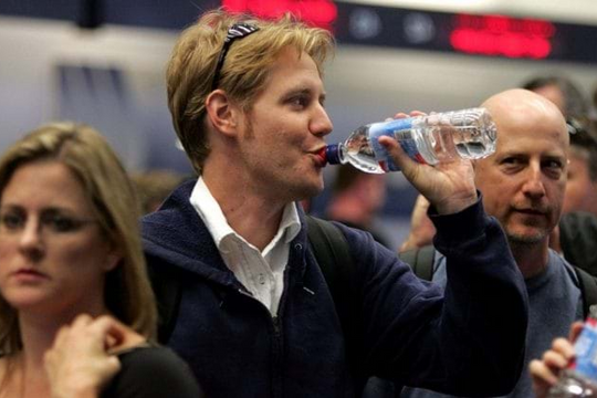 Hiểm họa ung thư khi uống nước trong chai nhựa