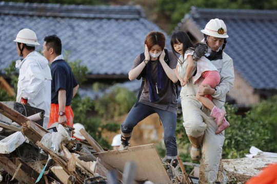 Ít nhất 2 người chết, hàng nghìn phải sơ tán người do mưa lũ ở Nhật Bản