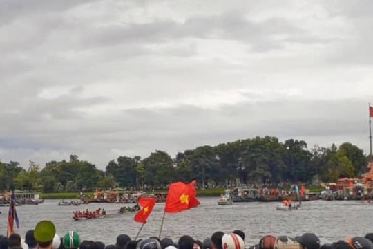 Thừa Thiên Huế: Sôi nổi giải đua ghe truyền thống mừng Quốc Khánh trên sông Hương