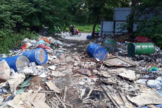 Tràn Lan nạn đổ trộm chất thải công nghiệp trên Đại lộ Thăng Long