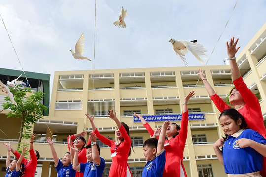 Thả chim bồ câu thay bóng bay trong lễ khai giảng sớm ở Sài Gòn