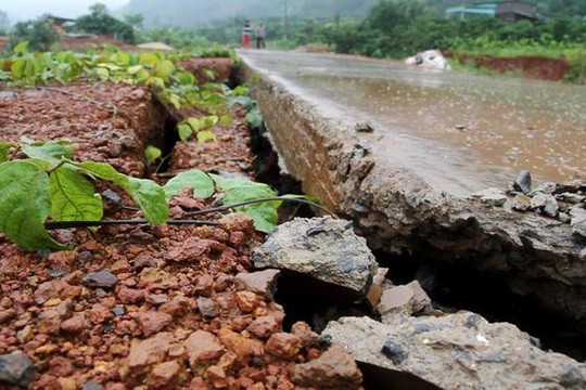 Lâm Đồng: Đường bê tông liên huyện 80 tỉ đồng sụt lún, nứt toác sau mưa lũ