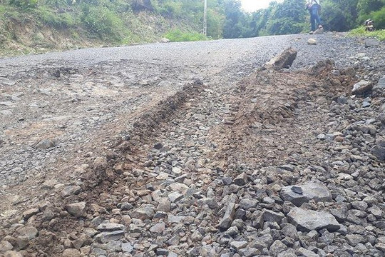 Gia Lai: Doanh nghiệp khai thác cát biến đường bê tông thành đường đất