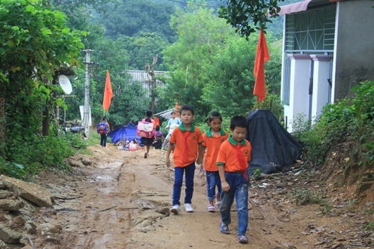 Kon Tum: Học sinh vùng sâu vẫn chưa thể đến trường vì mưa lũ