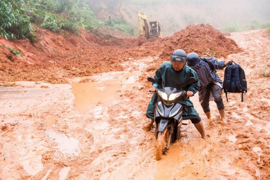 Kon Tum: Tỉnh lộ 674 sạt lở khiến hàng chục nghìn m3 đất đá đổ xuống đường
