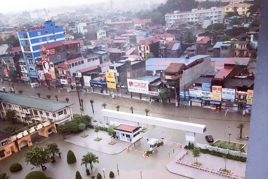 Thái Nguyên: Đường phố, nhà cửa ngập trong “biển nước”, giao thông tê liệt sau mưa lớn