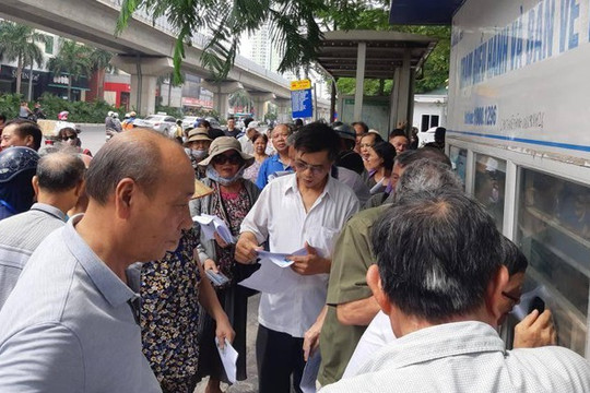Hà Nội: Làm thẻ xe buýt miễn phí, gần 100 nghìn hồ sơ xếp hàng