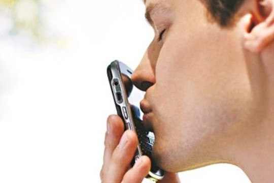 Những hệ lụy sức khỏe do nghiện điện thoại di động