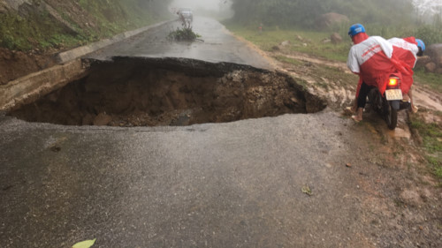Lai Châu: Sạt lở, sụt lún xuất hiện “hố tử thần” sâu 4m tại tỉnh lộ 135 sau mưa lớn