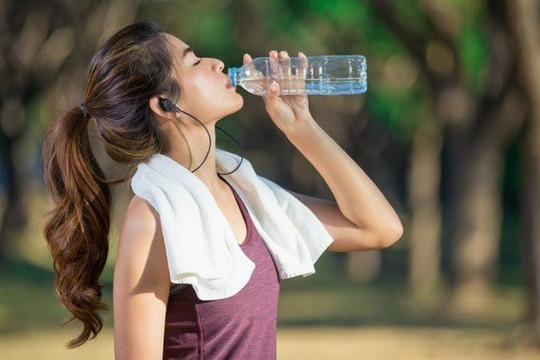 Vì sao nên uống nước ngay sau khi thức dậy?