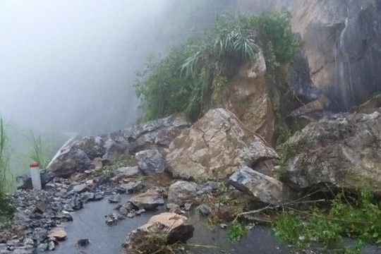 Khẩn trương khắc phục nhiều đoạn đường ở Hà Giang bị sạt lở do mưa lũ