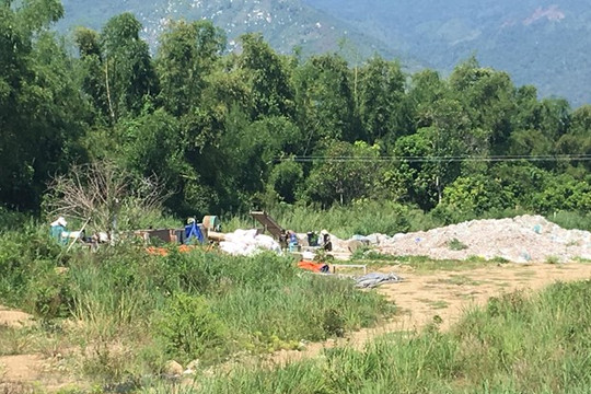 Khánh Hòa: Đình chỉ hoạt động cơ sở tái chế nhựa phế liệu gây ô nhiễm môi trường