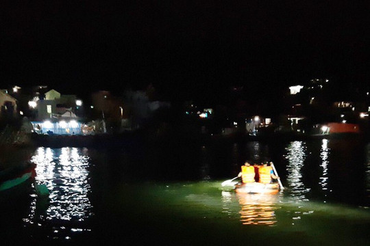 Thanh Hóa: Đò chở 7 ngư dân bị lật úp, 1 người mất tích