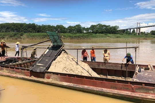 Nghệ An: Phát hiện thêm 5 thuyền khai thác cát trái phép trên sông Lam