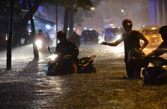 TP. Hồ Chí Minh mưa trắng trời, nhiều tuyến đường ngập nặng