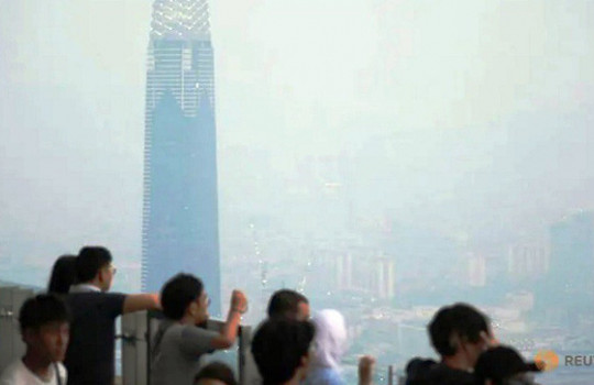 Ảnh hưởng cháy rừng từ “láng giềng” Indonesia, Malaysia làm mưa nhân tạo để giảm khói mù