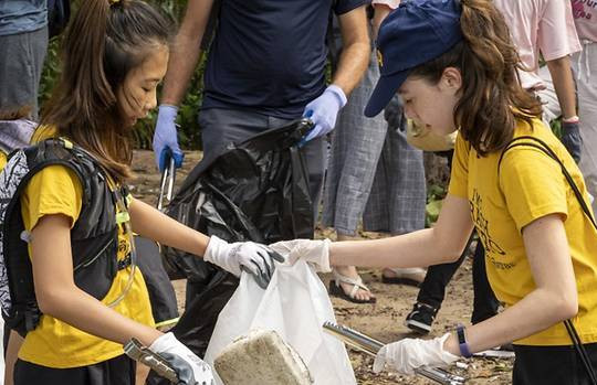 Hà Lan: Cô bé 12 tuổi trở thành “người hùng” chống rác thải nhựa