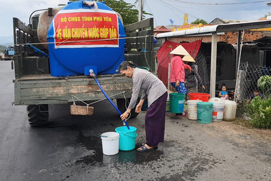Phú Yên: Bộ đội chở nước miễn phí “cứu khát” dân vùng hạn