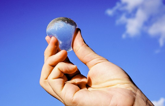 Vương Quốc Anh: Phát minh bong bóng chứa nước uống thay thế chai nhựa