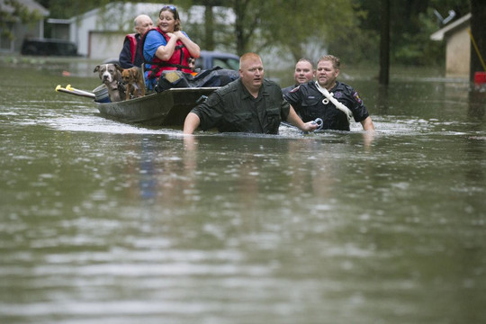 Mỹ: Bão Imelda đổ bộ gây ngập lụt, Dân Texas bơi thuyền để di chuyển
