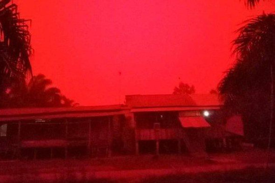 Bầu trời Muaro Jambi đỏ rực như máu do những đợt cháy rừng ngày càng tồi tệ ở Indonesia