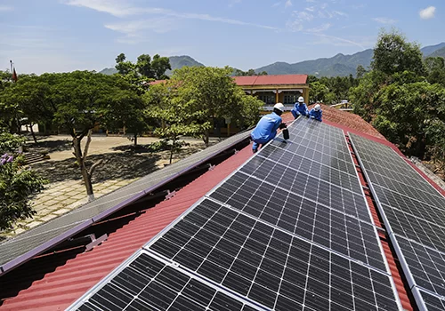 Quảng Nam: Tặng 2 công trình điện mặt trời áp mái cho trường học vùng cao