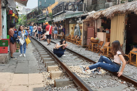 Ra quân xử lý các quán cà phê “phố đường tàu” vi phạm hành lang đường sắt ở Hà Nội
