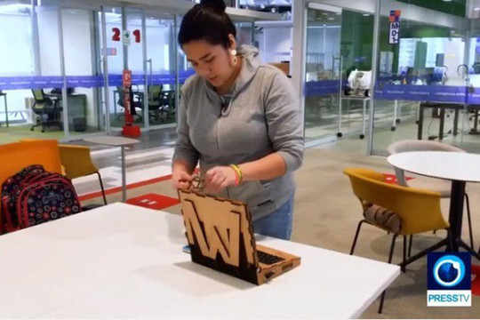 Nữ sinh Peru phát minh laptop gỗ, học sinh nghèo cũng có thể sử dụng