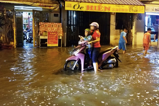 TP.HCM: Vỡ bờ bao do triều cường, nhiều nhà dân ngập sâu trong nước