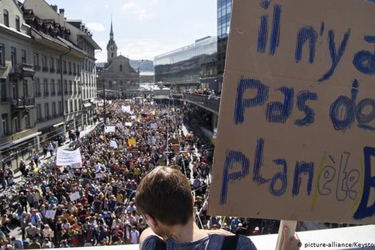 Thụy Sĩ: 100.000 người diễu hành kêu gọi hành động ngăn biến đổi khí hậu