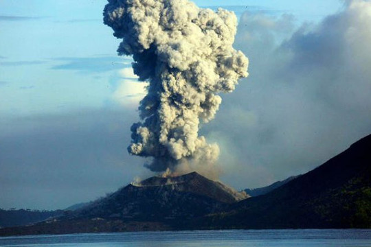 Papua New Guinea: Núi lửa Ulawun lại “thức giấc” phun trào, nhiều người phải sơ tán