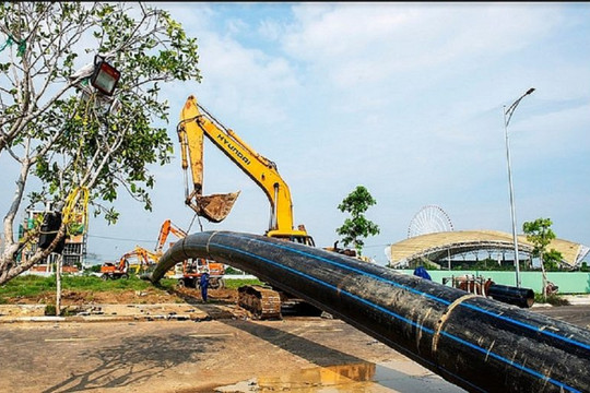 Đà Nẵng lần đầu tiên kéo thành công Đường ống nước D900 dài 370m vượt sông Hàn