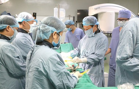 Phú Thọ: Bệnh viện tuyến tỉnh đầu tiên ứng dụng robot trong phẫu thuật cột sống
