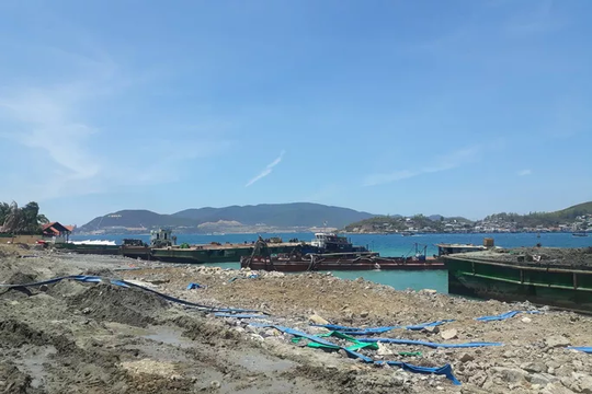 Tàu du lịch va chạm sà lan trên vịnh Nha Trang