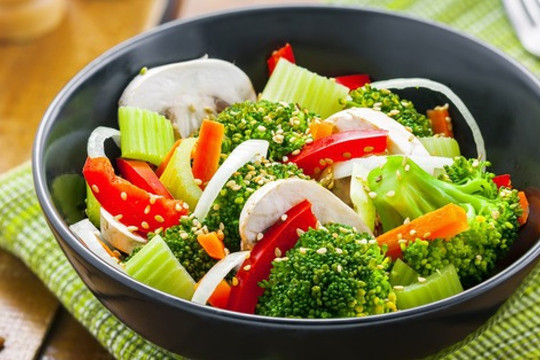 Ăn rau sống ảnh hưởng xấu đến vi khuẩn ruột, “phá hoại” cơ thể