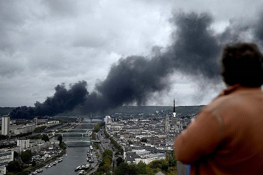 Pháp: Cuộc sống của người dân đảo lộn sau vụ cháy nhà máy hóa chất