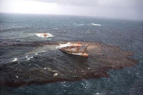 Brazil: Vớt hơn 100 tấn dầu trên các bờ biển khắp cả nước
