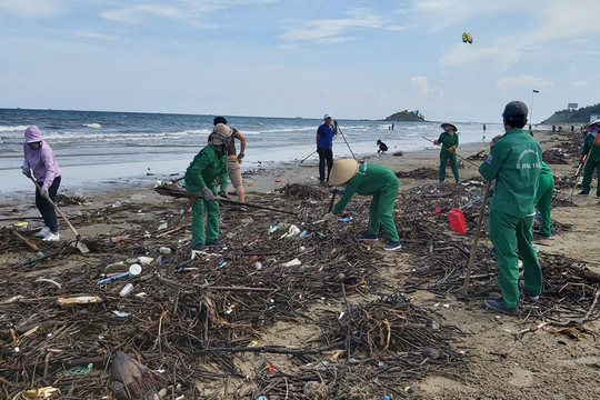 Bãi biển Vũng Tàu ngập tràn rác thải