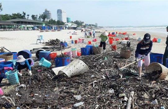 Bà Rịa-Vũng Tàu: Tổ chức ra quân tình nguyện thu gom rác thải trên bãi biển