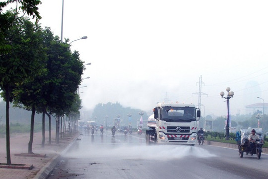 Ô nhiễm liên tục ở mức báo động, Hà Nội cho tưới nước rửa đường trở lại sau 3 năm tạm dừng